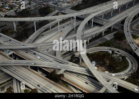 Juge Harry Pregerson Interchange, jonction des autoroutes I-105 et I-110 (Glenn Anderson Freeway et Harbour Freeway), Los Angeles, Californie, États-Unis. Banque D'Images