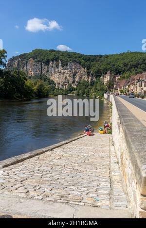 La Roque-Gageac, Dordogne, France - 7 septembre 2018 : canoë-kayak sur la Dordogne à la Roque-Gageac et Château la Malartrie en arrière-plan. Banque D'Images