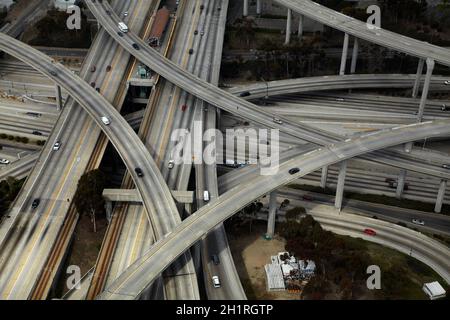 Juge Harry Pregerson Interchange, jonction des autoroutes I-105 et I-110 (Glenn Anderson Freeway et Harbour Freeway), Los Angeles, Californie, États-Unis. Banque D'Images