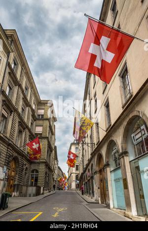 Genève, Suisse - 25 mai 2016 : drapeau suisse et drapeau de Genève sur le bâtiment de façade à Genève, Suisse. Banque D'Images