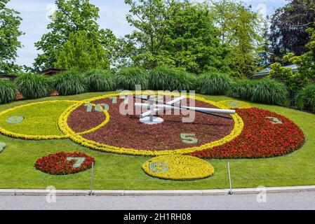 Genève, Suisse - 25 mai 2016 : l'emblématique horloge florale extérieure d'un parc urbain est l'une des principales attractions de la ville et est un symbole de la Cit Banque D'Images