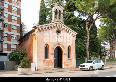 Udine, Italie. 4 mars 2021. Vue extérieure de la petite église de Saint Antony de Padoue dans le centre-ville Banque D'Images