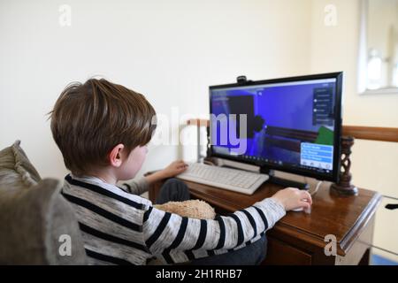 Lagos, Portugal: Février 2021; jeune garçon jouant à la plate-forme de jeu en ligne, Roblox sur un PC à la maison Banque D'Images