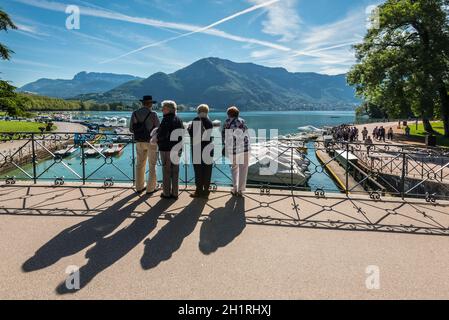 Annecy, France - 25 mai 2016 : les gens sur le pont de l'amour à Annecy, France. Annecy est une commune française, située dans le département de la Haute Savoie Rhone-Alpes r Banque D'Images