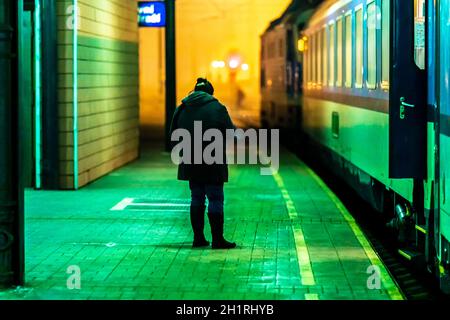 femme à bord d'un train de nuit à la gare. Banque D'Images