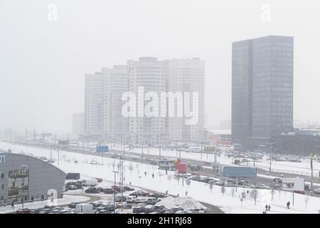 Journée d'hiver dans la ville enneigée de Minsk à partir d'une hauteur Banque D'Images