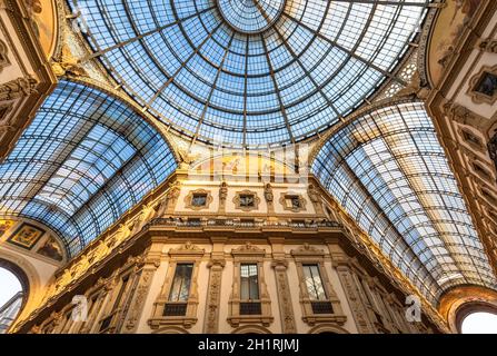 MILAN, ITALIE - VERS AOÛT 2020 : l'architecture à la galerie de mode de Milan, Italie. Détails architecturaux sur le toit en dôme. Banque D'Images