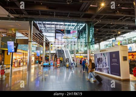 Amsterdam, pays-Bas - 21 mai 2021 : terminal de l'aéroport d'Amsterdam Schiphol aux pays-Bas. Banque D'Images