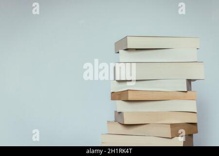 Pile de livres avant arrière-plan gris Banque D'Images