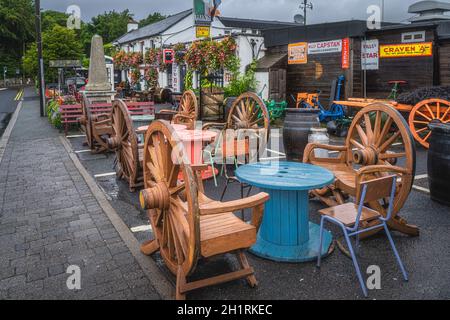 Dublin, Irlande, août 2019 le pub et restaurant Johnnie Foxs, établi en 1798, est l'un des plus anciens et des plus hauts pubs. Chaises et tables de fantaisie Banque D'Images