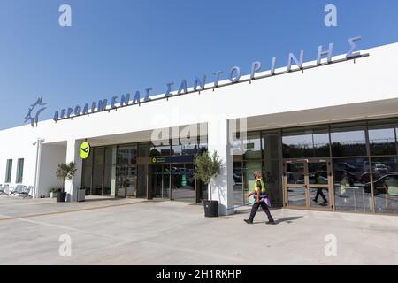 Santorini, Grèce - 4 août 2021 : bâtiment du terminal de l'aéroport de Santorini (JTR) en Grèce. Banque D'Images