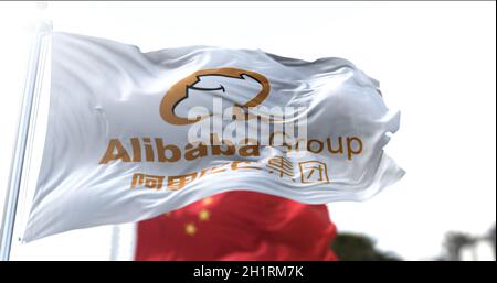 Hangzhou, Chine, mars 12 2021 : drapeau avec le logo du Groupe Alibaba volant avec le drapeau national de la Chine. Alibaba est une multinationale technologique chinoise Banque D'Images