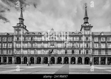 Madrid, Espagne - 22 mai 2014 : La Plaza Mayor avec statue de Philips King III de Madrid, Espagne. Le noir et blanc style rétro. Monument de l'architecture et Banque D'Images