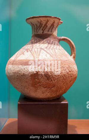 Lisbonne, Portugal - le 1er mars 2020 : carafe d'Al-Jubail. 19e poterie saoudienne. Musée national d'archéologie, Lisbonne, Portugal Banque D'Images