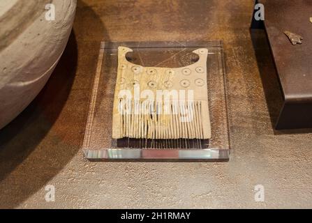 Lisbonne, Portugal - le 1er mars 2020 : Comb d'Ivoire de Tell Abraq. 2300 C.-B. Musée national d'archéologie, Lisbonne, Portugal Banque D'Images