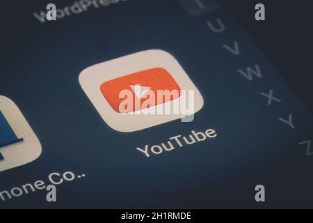 Bucarest, Roumanie - 13 décembre 2020 : image éditoriale de l'application mobile YouTube sur un écran de smartphone. Banque D'Images