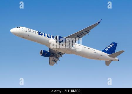 Dubaï, Émirats arabes Unis - 22 mai 2021 : avion AirBlue Airbus A321 à l'aéroport de Dubaï (DXB) aux Émirats arabes Unis. Banque D'Images
