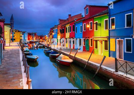 Façade des maisons peintes de couleurs vives sur l'île de Burano en soirée, province de Venise, Italie Banque D'Images