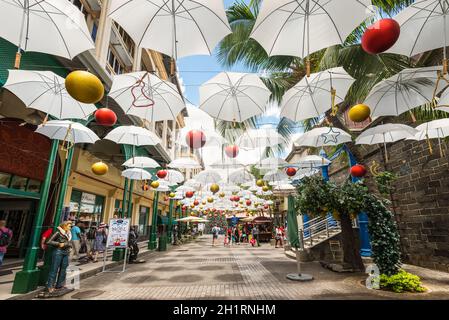 Port Louis, Maurice - le 25 décembre 2015 : Affichage de parasols blancs au Caudan Waterfront Centre Commercial, Port Louis, Ile Maurice. Banque D'Images