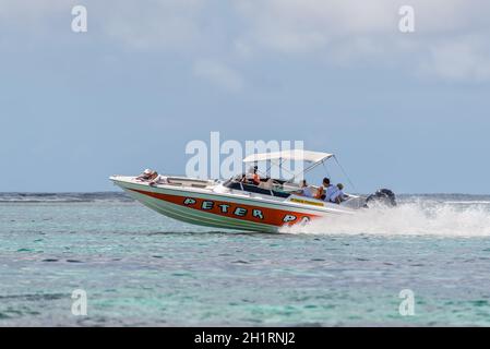 Blue Bay, Ile Maurice - Décembre 27, 2015 : vitesse de luxe privé bateau navigue avec les touristes sur la plage de Blue Bay, l'une des plus belles plages de l'Ile Maurice un Banque D'Images