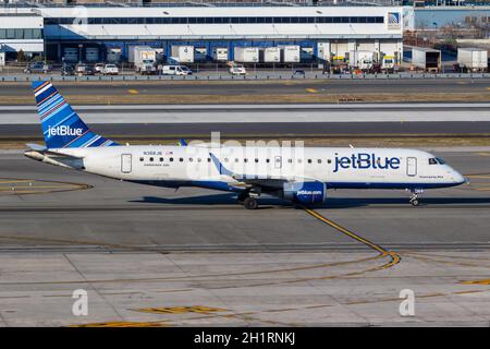 New York, États-Unis - 1er mars 2020 : avion JetBlue Embraer 190 à l'aéroport JFK de New York aux États-Unis. Banque D'Images