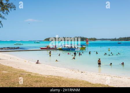 Blue Bay, Ile Maurice - Décembre 27, 2015 : personnes non identifiées sur la plage et de la jetée dans le Blue Bay, l'une des plus belles plages de Maurice et le sit Banque D'Images