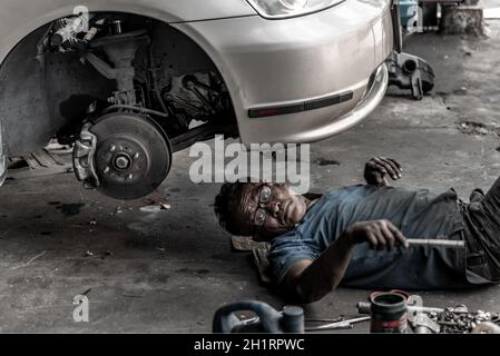 Bangkok, Thaïlande - 15 novembre, 2019 : Un mécanicien répare/suspension de la voiture à la réparation du garage. Focus sélectif. Banque D'Images