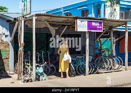 Toamasina, Madagascar - Le 22 décembre 2017 : Femme à la location en magasin de bicyclettes dans la région de Toamasina (Tamatave), Madagascar, Afrique de l'Est. Banque D'Images