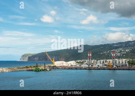 Le Port, l'île de la Réunion, France - 24 décembre 2015 : usines industrielles dans le Port, sur l'île de la Réunion, France. Banque D'Images