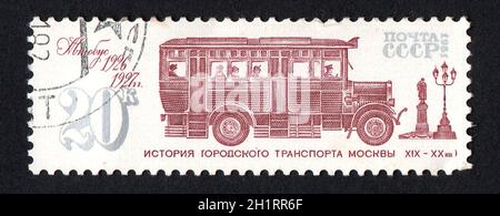 URSS - VERS 1981: Timbre d'époque consacré à l'histoire du transport de Moscou.Histoire du transport urbain.Tampon soviétique historique isolé.Voiture d'époque Banque D'Images