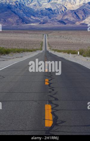 State route 190 à travers la Vallée de la mort près de Stovepipe Wells, vers Panamint Range, Parc national de la Vallée de la mort, désert de Mojave, Californie, Etats-Unis Banque D'Images