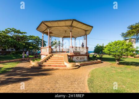 Antsiranana, Madagascar - Le 20 décembre 2015 : le pavillon de musique militaire désaffecté ou kiosque à Antsiranana (ex-Diego Suarez), au nord de Madagas Banque D'Images