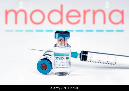 Cluj-Napoca, Roumanie - 15 mars 2021: Nouveau vaccin coronavirus Moderna concept, flou logo Moderna sur le fond.Covid-19, pandémie de 2019-nCov. Banque D'Images