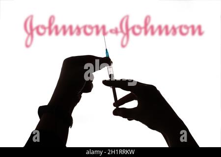 Cluj-Napoca, Roumanie - 15 mars 2021 : nouveau vaccin contre le coronavirus concept Johnson and Johnson, logo de Johnson et Johnson flou en arrière-plan.Covi Banque D'Images