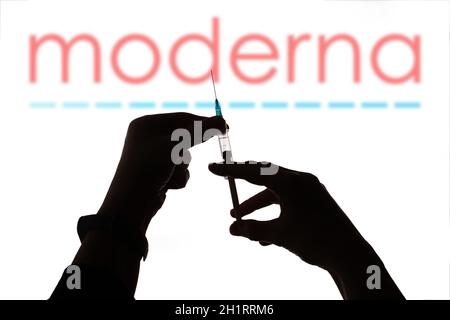 Cluj-Napoca, Roumanie - 15 mars 2021: Nouveau vaccin coronavirus Moderna concept, flou logo Moderna sur le fond.Covid-19, pandémie de 2019-nCov. Banque D'Images