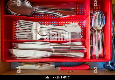 Couverts dans un tiroir de cuisine. Vue en gros plan Banque D'Images