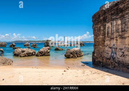 Ramena, Madagascar - 20 décembre 2015 : Phare de la mine Cap, également connu sous le nom de phare de Cap Andro-Anranomody, village de Ramena à Madagascar.Sur la droite reste Banque D'Images