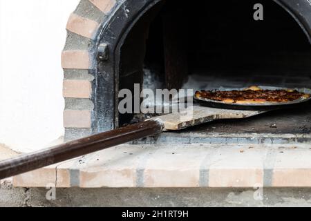 Pizza. four à bois sur l'arrière-plan Photo Stock - Alamy