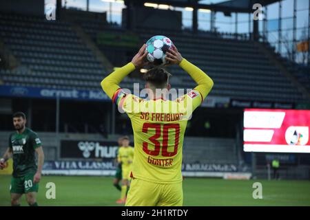 Christian Günter (Freiburg) beim Einwurf im Spiel der 1.FBL: 20-21: 26.Sptg.SC FREIBURG - LES RÉGLEMENTATIONS DFL DU FC AUGSBURG INTERDISENT TOUTE UTILISATION DE PHOTOGRA Banque D'Images