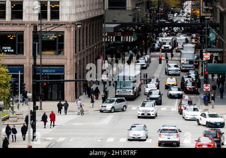 Chicago, il, États-Unis, octobre 2016 : Monroe Street à l'intersection avec Michigan Avenue à l'heure de pointe dans le quartier financier de Chicago Banque D'Images