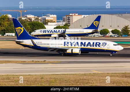 Lisbonne, Portugal - 24 septembre 2021 : avions Ryanair Boeing 737-800 à l'aéroport de Lisbonne (LIS) au Portugal. Banque D'Images