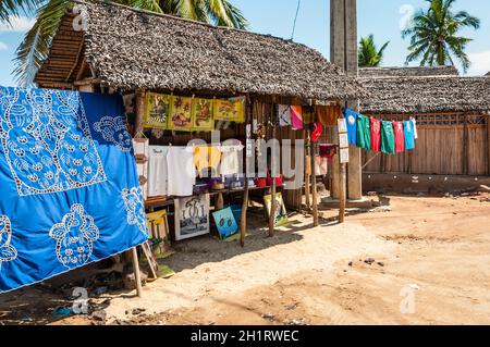 Ambatozavavy, Nosy Be, Madagascar - Le 19 décembre 2015 : Boutique de souvenirs le long de la route en Afrique, l'île de Nosy Be, Madagascar. Banque D'Images