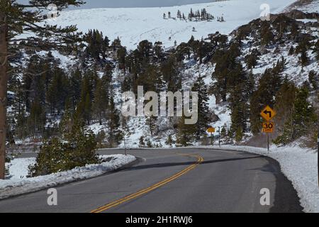 Summit of Carson Pass Highway, SR 88, 8,574 ft / 2,613 m, au-dessus de la Sierra Nevada, Californie, États-Unis. Banque D'Images