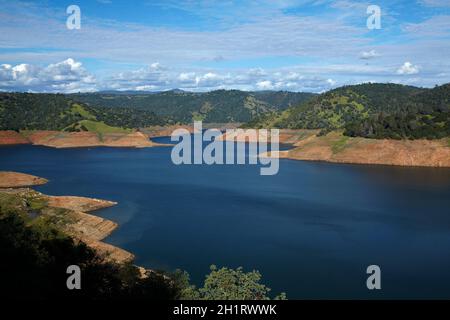 New Melones Dam, entre le comté de Calaveras et le comté de Tuolumne, dans les contreforts de la Sierra Nevada, Californie, États-Unis. Banque D'Images