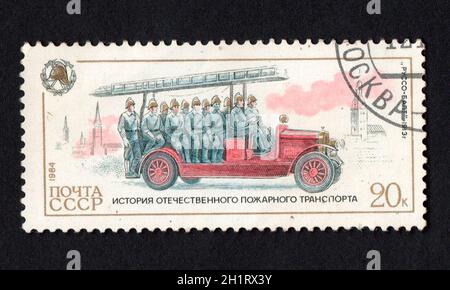 URSS - VERS 1984: Transport de feu d'époque représenté sur les timbres de poste soviétiques.Timbre dédié au moteur d'incendie historique.Histoire de l'équipement de lutte contre l'incendie Banque D'Images