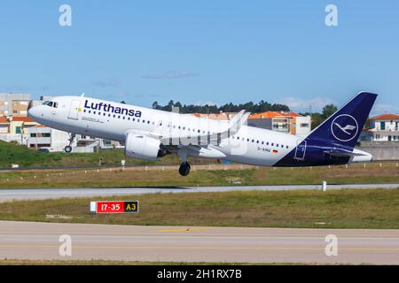 Porto, Portugal - 21 septembre 2021 : avion Airbus A320neo de Lufthansa à l'aéroport de Porto (OPO) au Portugal. Banque D'Images