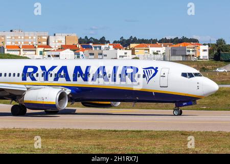 Porto, Portugal - 21 septembre 2021 : avion Ryanair Boeing 737-800 à l'aéroport de Porto (OPO) au Portugal. Banque D'Images