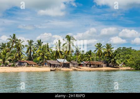 Ambatozavavy, Nosy Be, Madagascar - Le 19 décembre 2015 : village de pêcheurs traditionnels Ambatozavavy sur l'île de Nosy Be, Madagascar. Banque D'Images