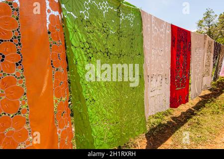 Ampasipohy, Nosy Be, Madagascar - Le 19 décembre 2015 : la vente de nappes dans le village de l'Ampasipohy, Ile Nosy Be, Madagascar. Il Banque D'Images