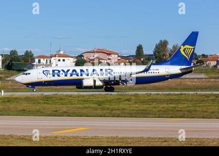 Porto, Portugal - 21 septembre 2021 : avion Ryanair Boeing 737-800 à l'aéroport de Porto (OPO) au Portugal. Banque D'Images